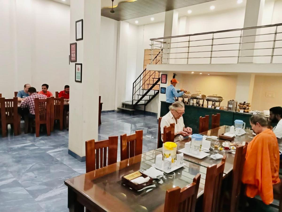 Gracious By Vishesh Hotels & Home Stay New Delhi Exterior photo