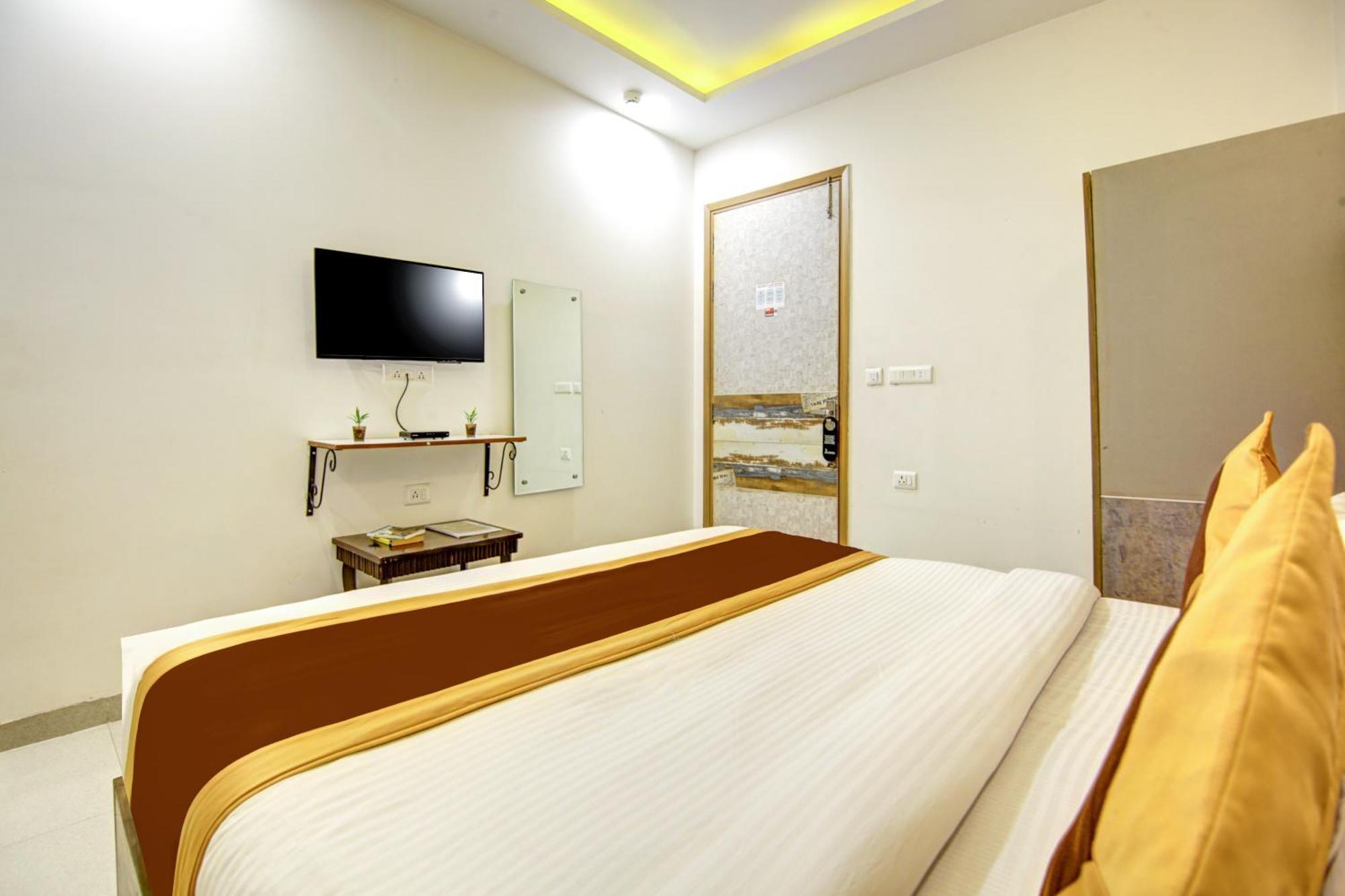 Gracious By Vishesh Hotels & Home Stay New Delhi Exterior photo