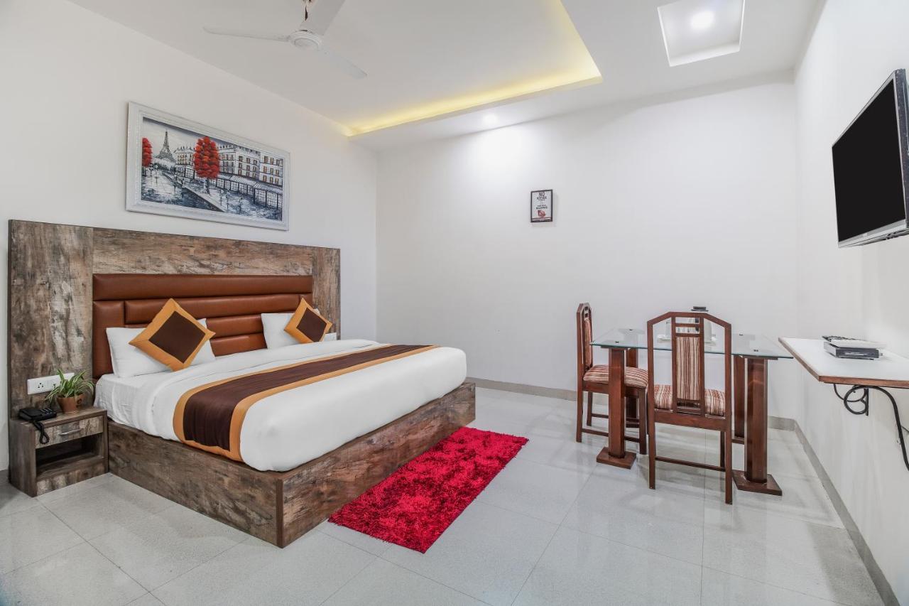 Gracious By Vishesh Hotels & Home Stay New Delhi Exterior photo